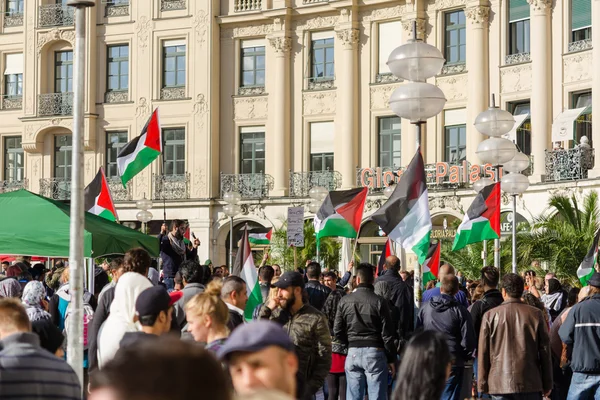 Ativistas palestinos realizam um comício no centro de um grande Euro — Fotografia de Stock