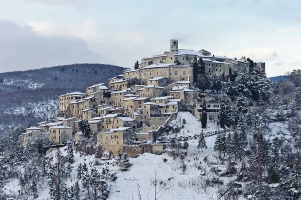 Gün batımında, bir kar yağışı sonra İtalyan ortaçağ köyü Stok Fotoğraf