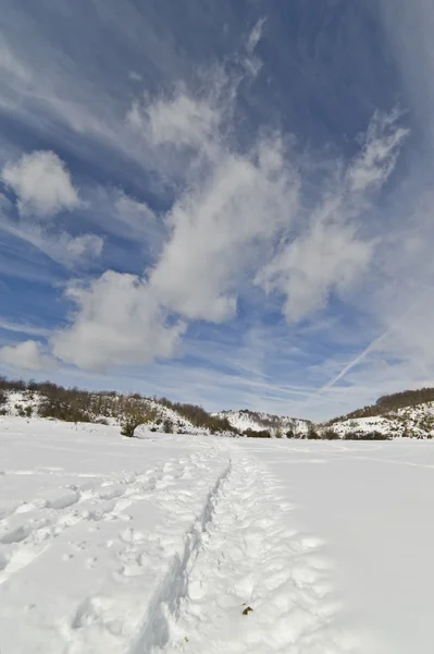 Blue Sky, clouds and snow in a sunny day — Stock Photo, Image