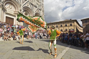 selva şehir mahalle rakamlar bayraklarını sallayarak
