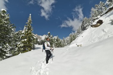 Kız Dolomitler'in tırmanma kar sever