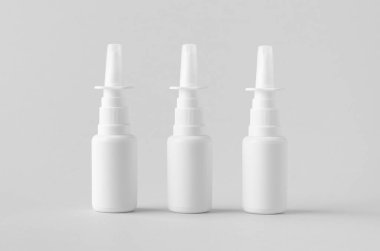 Burun spreyi modeli. Boş etiketli beyaz plastik şişe.