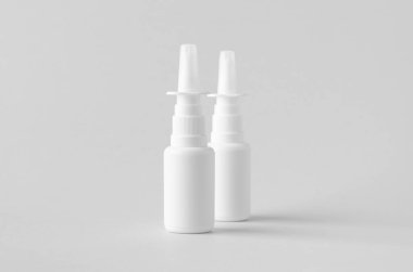 Burun spreyi modeli. Boş etiketli beyaz plastik şişe.