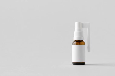 Ağız spreyi, boğaz spreyi. Üzerinde boş etiket olan kehribar şişe.