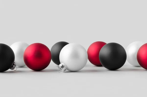 Meerdere Witte Rode Zwarte Matte Kerstballen Mockup Een Naadloze Grijze — Stockfoto