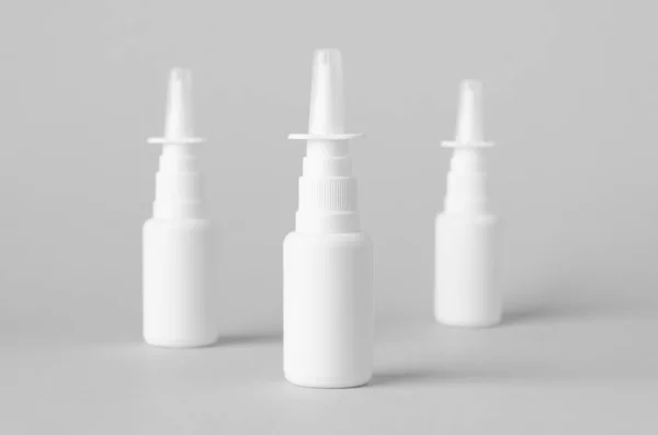 Een Neusspray Model Witte Plastic Fles Met Blanco Etiket — Stockfoto