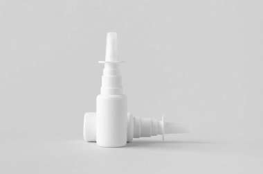 Burun spreyi modeli. Boş etiketli beyaz plastik şişe.