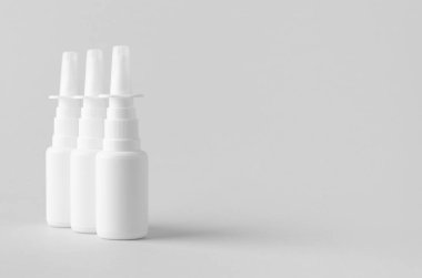 Burun spreyi modeli. Boş etiketli beyaz plastik şişe.
