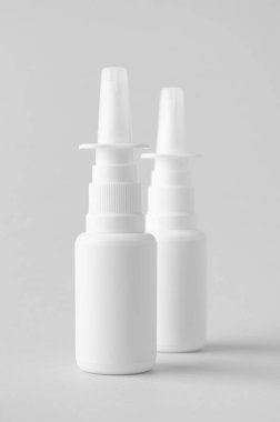 Burun spreyi modeli. Boş etiketli beyaz plastik şişe.