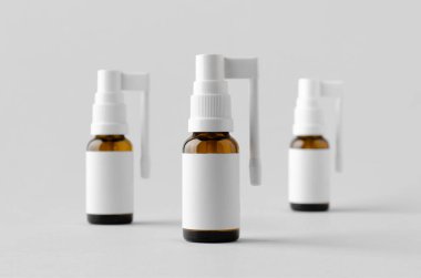 Ağız spreyi, boğaz spreyi. Üzerinde boş etiket olan kehribar şişe.