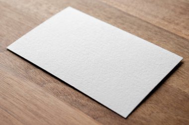 85x55 mm 'lik ceviz ağacından bir masa üzerinde kartvizit modeli..