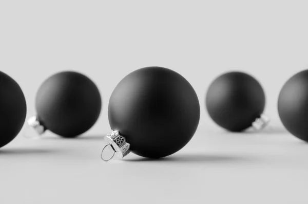Meerdere Zwarte Matte Kerstballen Mockup Een Naadloze Grijze Achtergrond — Stockfoto