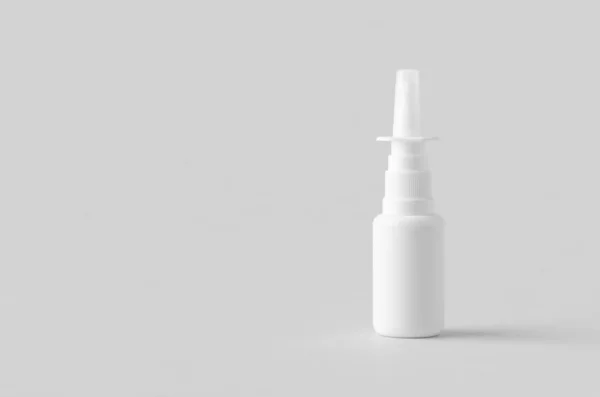Een Neusspray Model Witte Plastic Fles Met Blanco Etiket Rechtenvrije Stockafbeeldingen