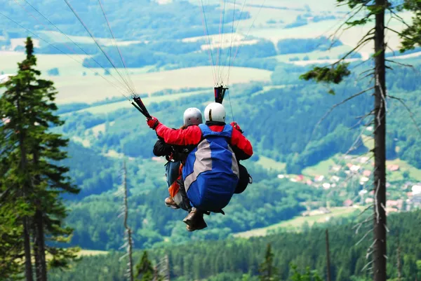 Tandem paragliding — Stockfoto