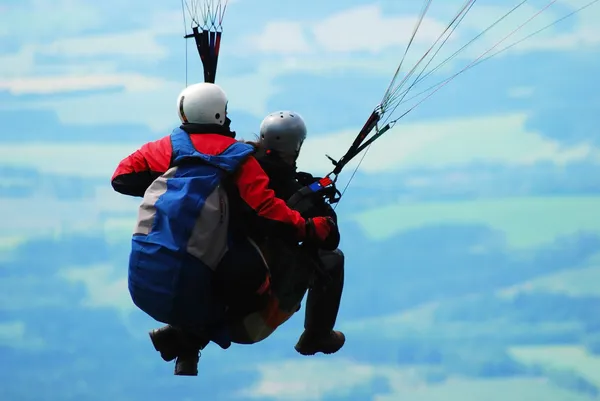 Tandem paragliding — Stockfoto