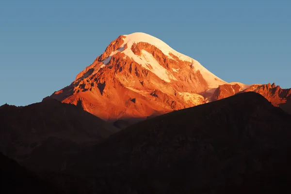 Вид на вулкан Казбеги — стоковое фото