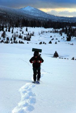 con raquetas en la nieve