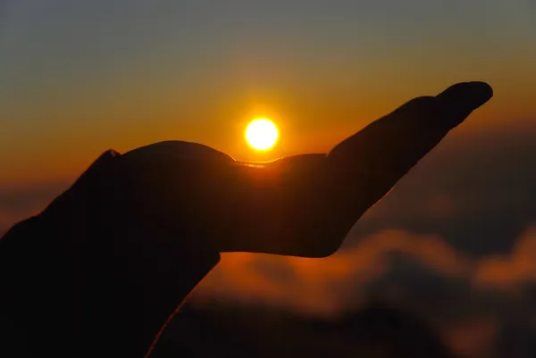 Sol en la mano — Foto de Stock