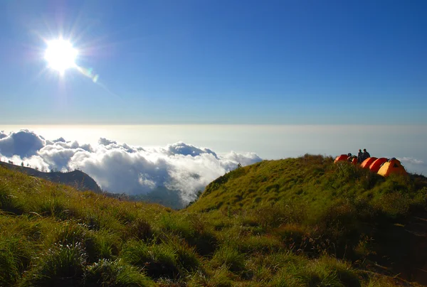 Tentes au-dessus des nuages — Photo