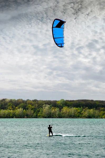 Cerf-volant sur le lac — Photo