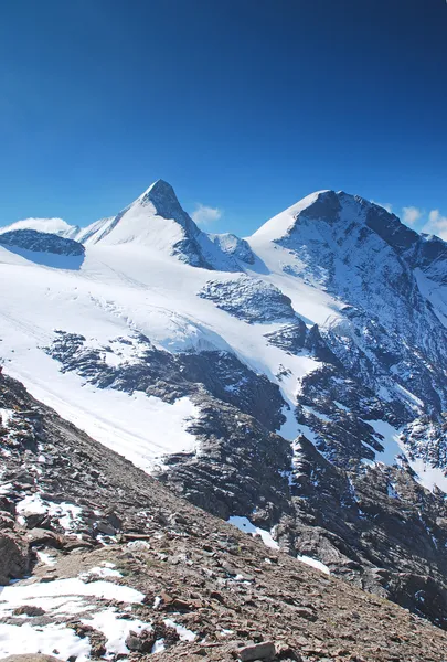 Höga snötäckta berg — Stockfoto