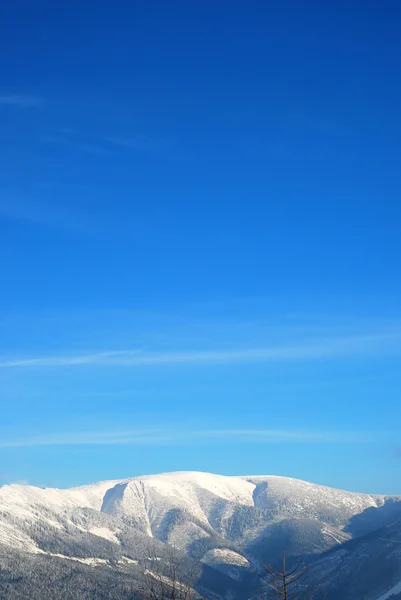 Inverno montanhas céu azul — Fotografia de Stock