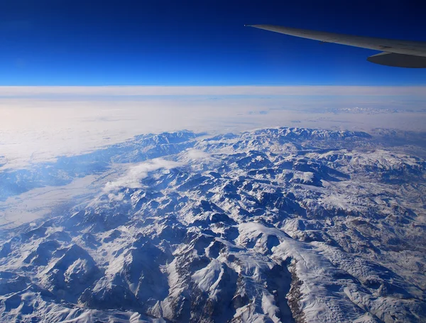 Wing of an airliner over the mountains — Stock Photo, Image
