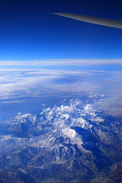 Ala di un aereo di linea sulle montagne — Foto Stock