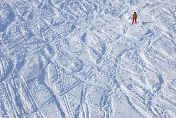 Snowboardista na svahu, sama o sobě — Stock fotografie