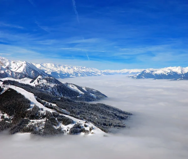 Altas montanhas acima das nuvens — Fotografia de Stock