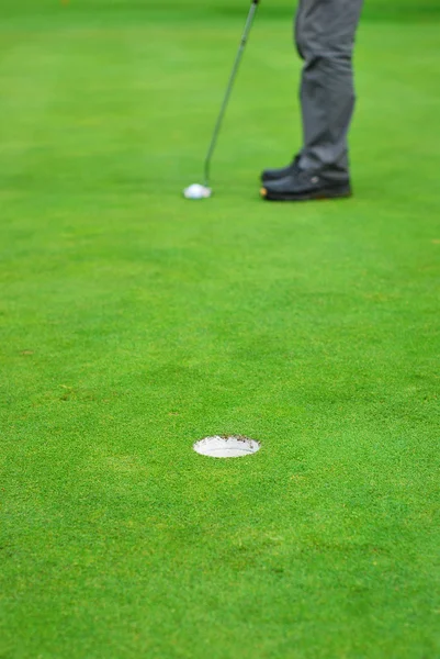 Golpear una pelota de golf piernas — Foto de Stock