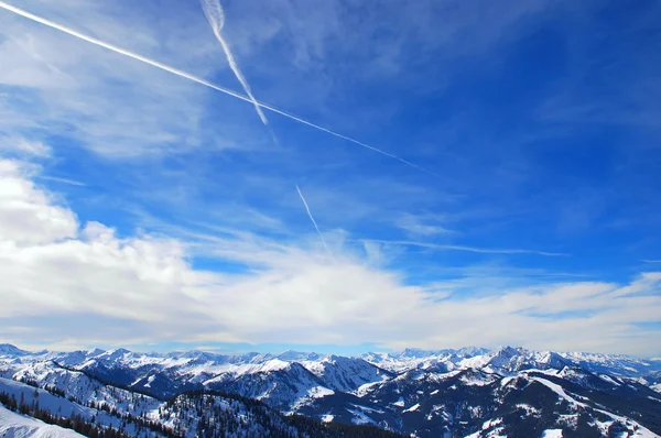 Hoge bergen boven de wolken — Stockfoto