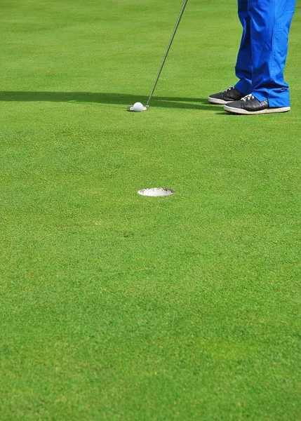 Golpear una pelota de golf piernas — Foto de Stock