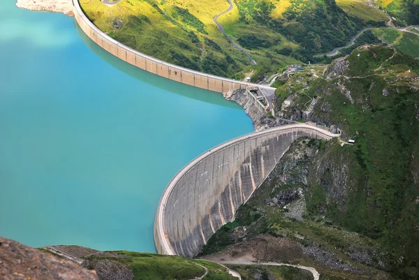 Presa de hormigón en la montaña — Foto de Stock