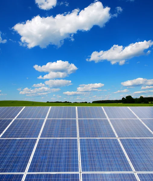 Planta de energía solar en el paisaje — Foto de Stock