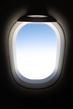 Uçakla seyahat eden bir uçak penceresinden görünüm