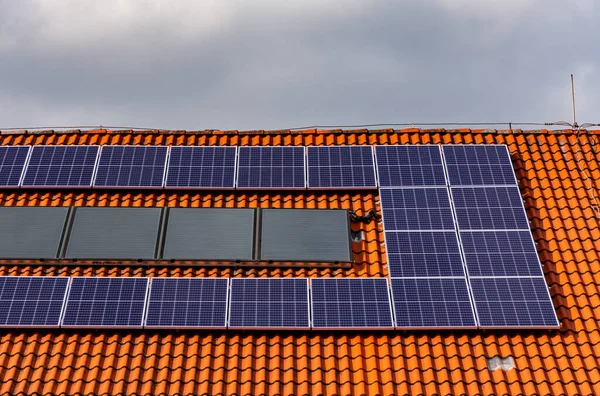 Evin Çatısında Güneşten Elektrik Üretmek Için Fotovoltaik Paneller — Stok fotoğraf