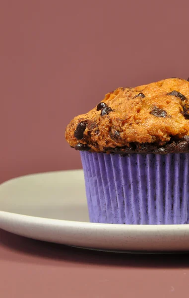 Chocolate Chip Muffin Close-Up Side View — Stock Photo, Image