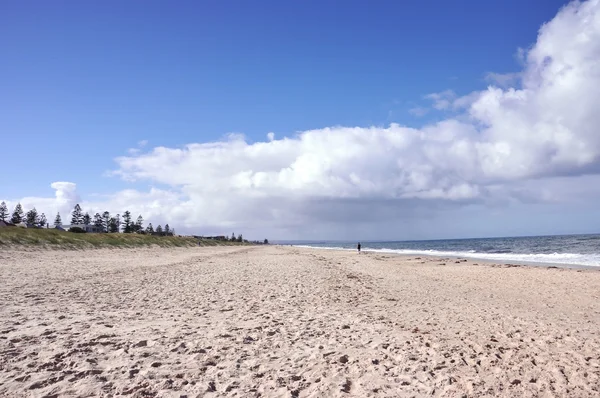 Ορθάνοιχτη παραλία με λευκή άμμο και μπλε ουρανό — Φωτογραφία Αρχείου