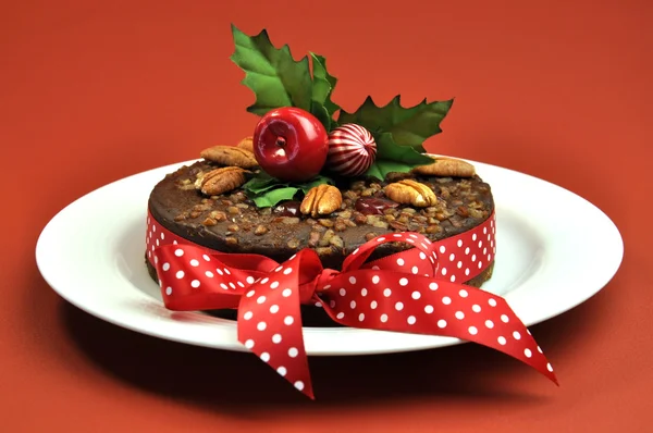 Angol stílusú karácsonyi gyümölcstorta, Holly és piros szalag — Stock Fotó
