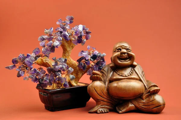 笑佛雕像与愈合紫晶水晶树 — 图库照片