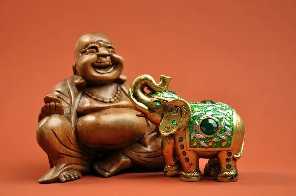 Skrattande buddha trä snidade staty & elefant prydnad — Stockfoto