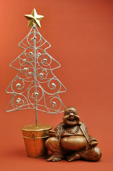 L'Est rencontre l'Ouest - Bouddha avec l'arbre de Noël — Photo