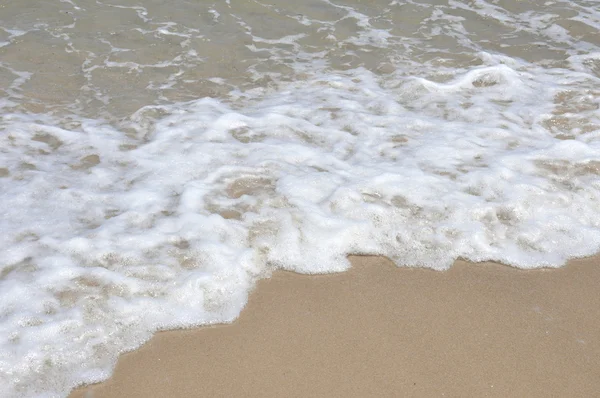 Ωκεανό κυματισμοί στην παραλίαビーチで海を波紋します。 — ストック写真