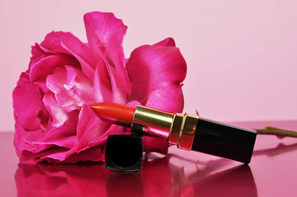 A Touch of Femininity - Lipstick and Pink Rose — Stock Photo, Image