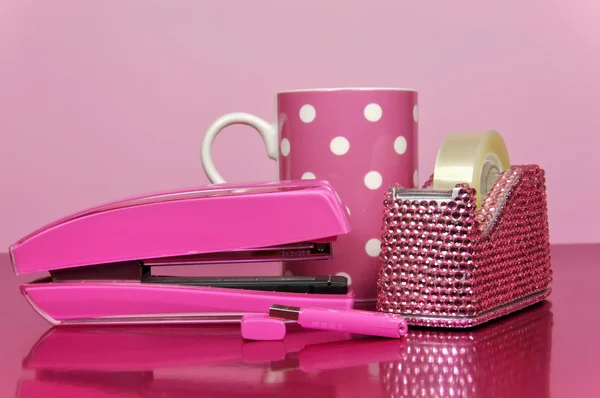 Аксессуары для розового офиса и кружка для кофе полька точка — стоковое фото