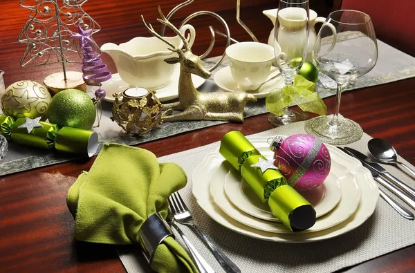 Ajuste de mesa de cena verde y rosa víspera de Navidad . — Foto de Stock