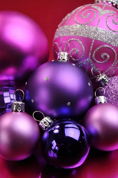 Rosa e roxo colorido Natal Bauble Decorações — Fotografia de Stock