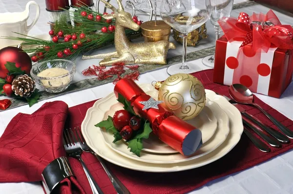 Ajuste de la mesa roja y blanca del día de Navidad — Foto de Stock