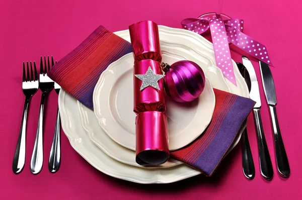 Rosa caramella fucsia tavola di Natale impostazione — Foto Stock
